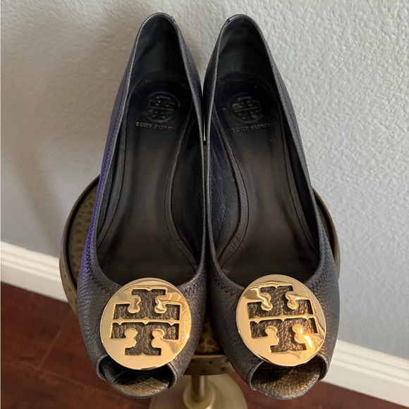 Tory Burch Navy Open Toe Wedges With Gold Emblem - Picture 7 of 13